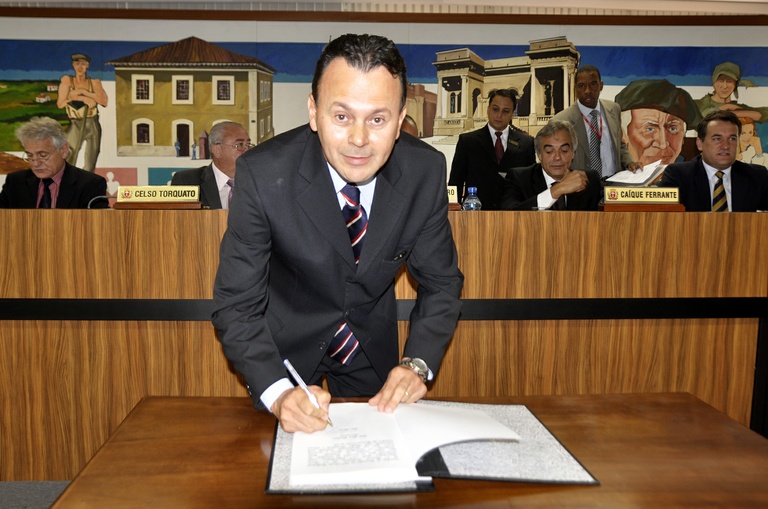 Iris Simões toma posse como vereador 