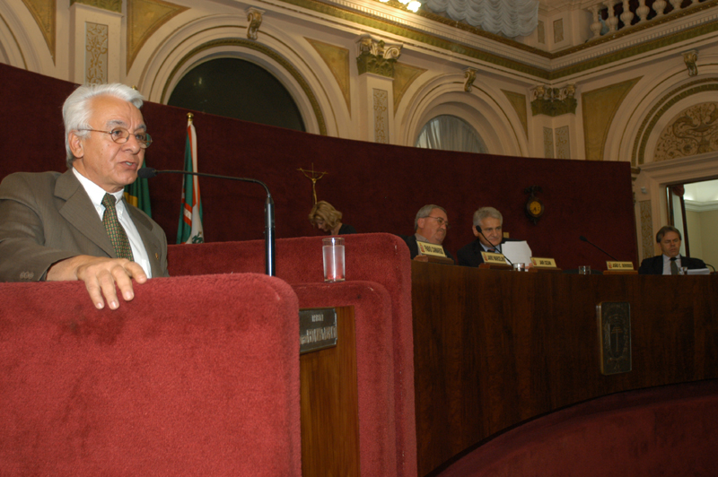 Jair Cézar agradece participantes de seminário 