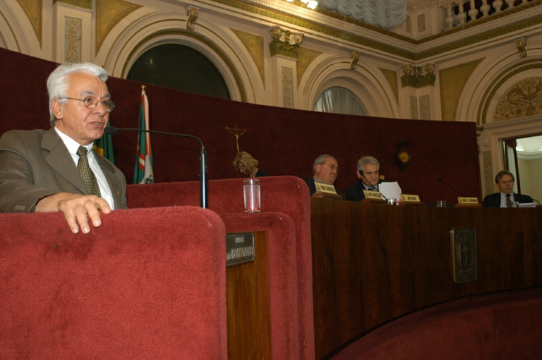 Jair Cézar agradece participantes de seminário 