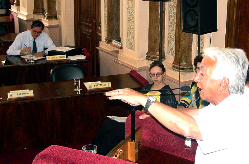 Jair Cézar festeja obras do Atuba 