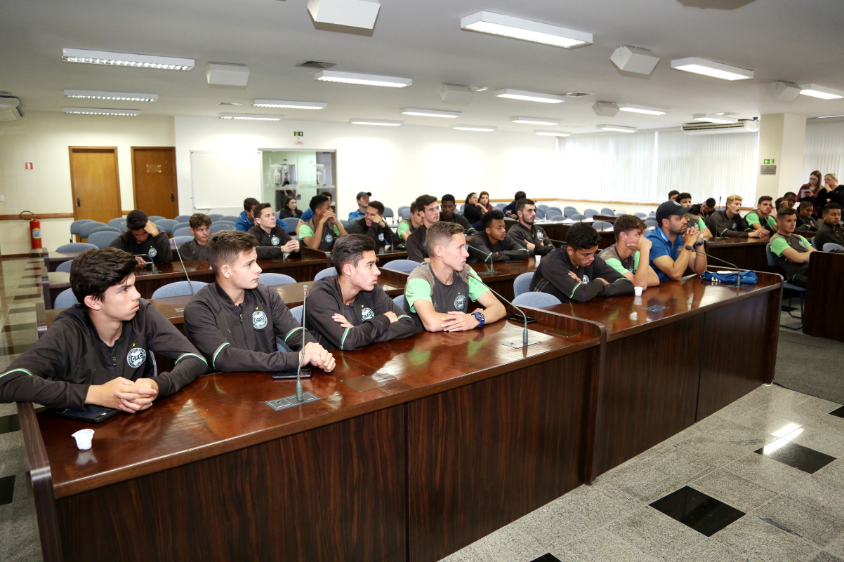 Jogadores do Coritiba visitam a Câmara Municipal