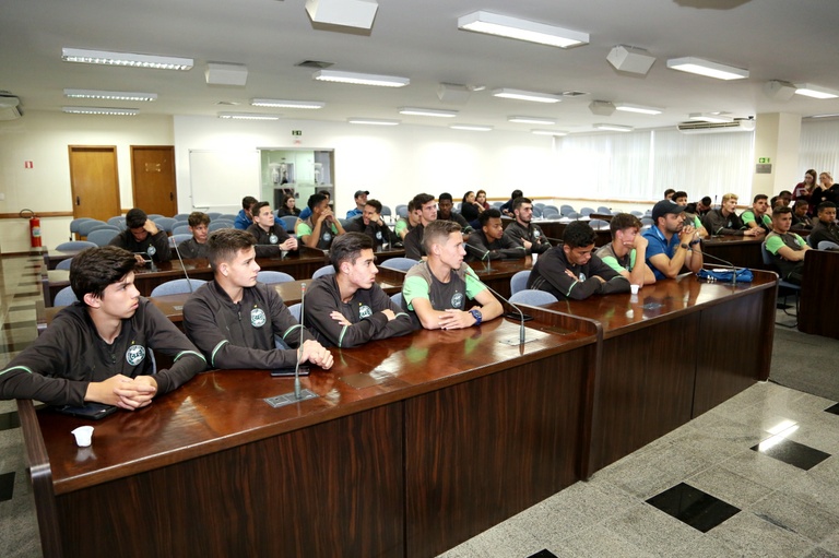 Jogadores do Coritiba visitam a Câmara Municipal