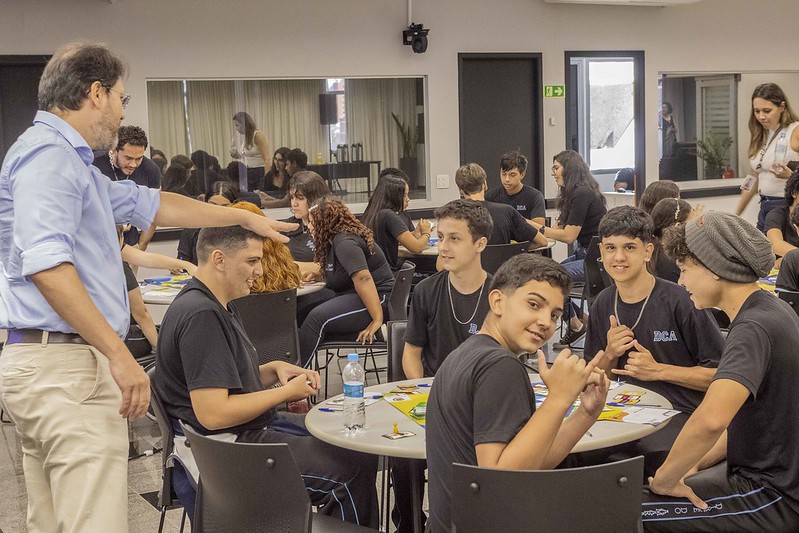 Jogo da Eleição: CMC leva educação política e cidadania às escolas