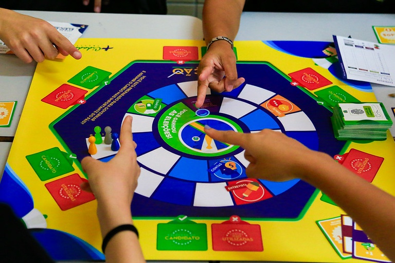 Jogo da Eleição: de forma lúdica, Câmara conscientiza jovens de Curitiba