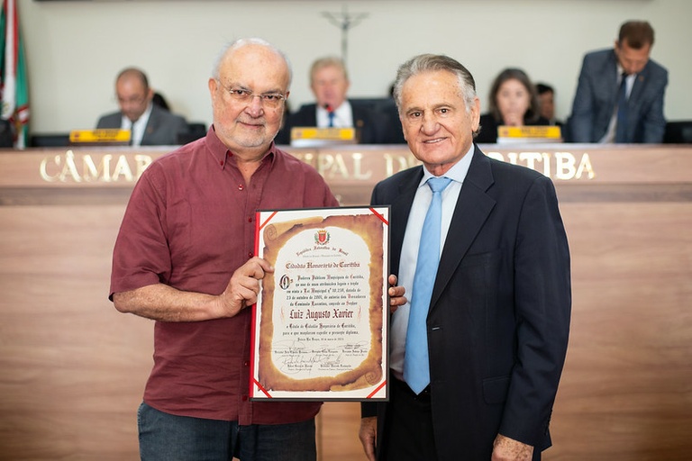 Jornalista Luiz Augusto Xavier recebe a Cidadania Honorária de Curitiba