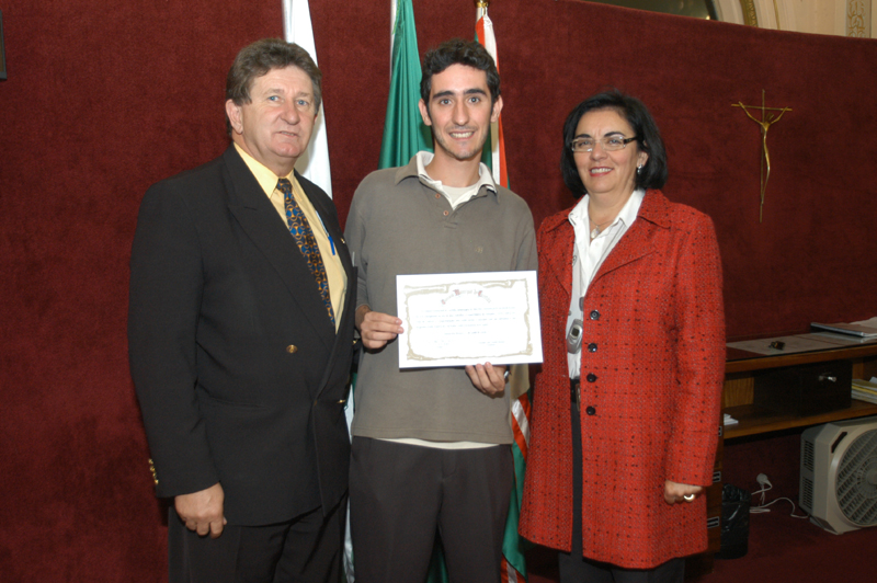 Jovem radialista recebe aplausos 