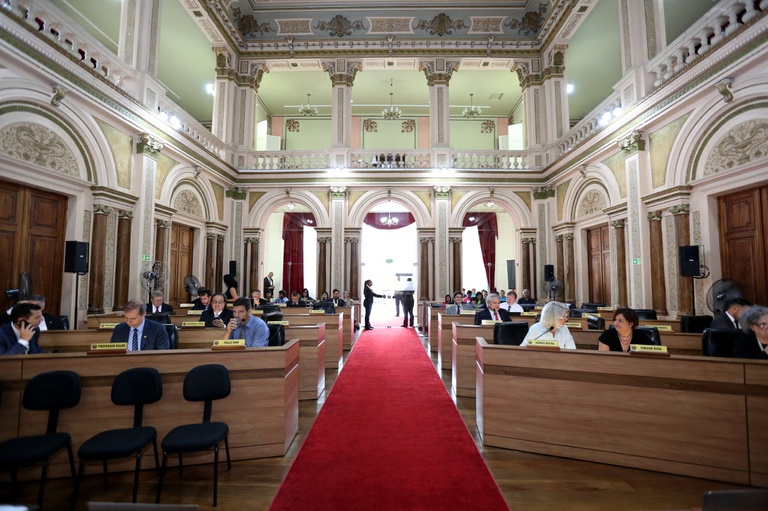 Junho Vermelho e acessibilidade nos bancos dependem do Executivo