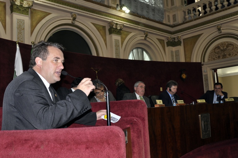 Kuzma propõe convênio entre PM e estacionamentos 