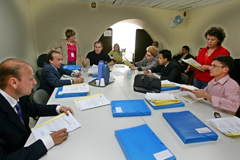 Legislação analisa projetos em reunião 