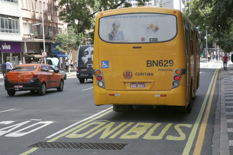 Legislação avalia uso de faixas exclusivas por vans escolares 