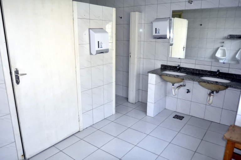 Legislação debate instalação de banheiros e bebedouros em bancos