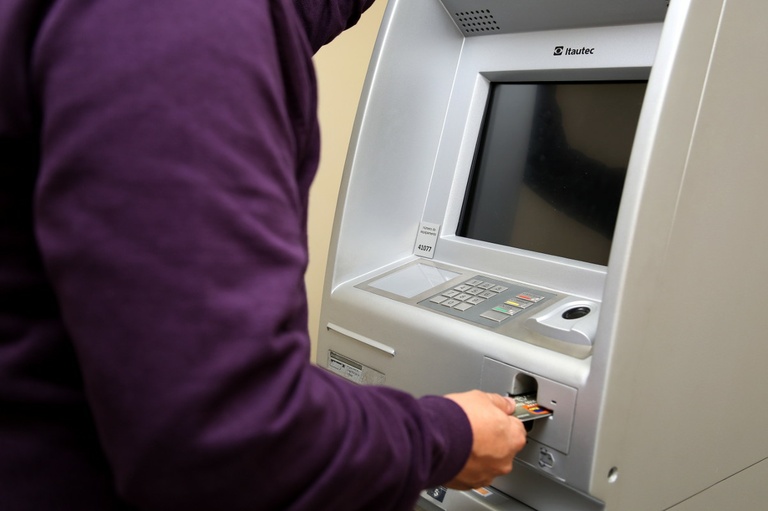 Legislação volta a debater biombos em caixas eletrônicos