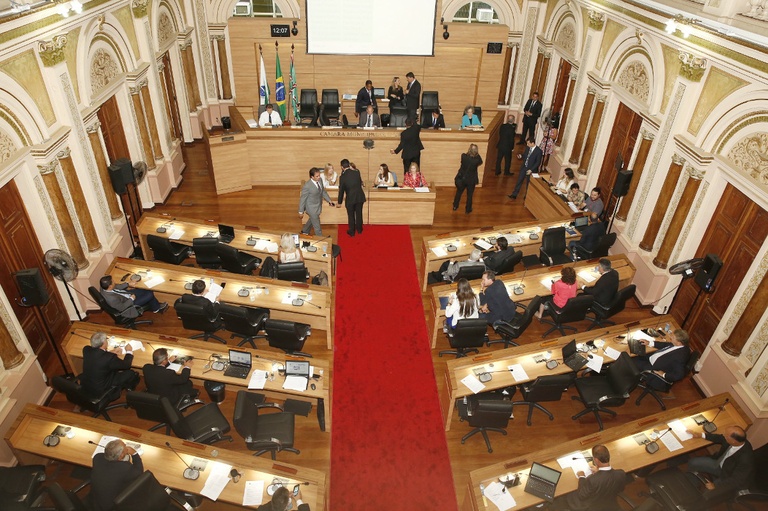  Legitimidade da nova Mesa Diretora é debatida em plenário