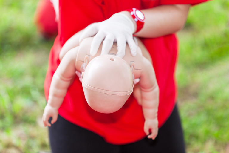 Lei atualiza regras de primeiros socorros para bebês em Curitiba