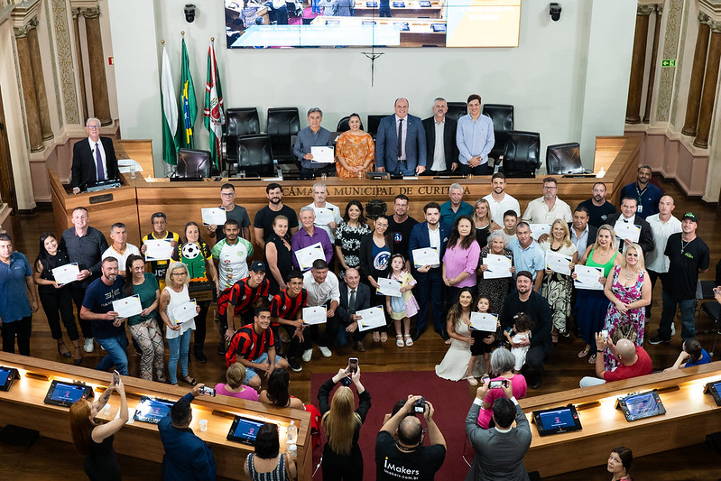 Ainda no dia 14, o vereador Leonidas Dias também promoveu uma entrega de Votos de Congratulações e Aplausos a indivíduos e instituições que obtiveram destaque no exercício de suas atividades. (Foto: Rodrigo Fonseca/CMC)