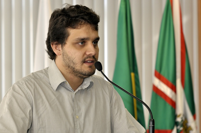 Licitação para uso de espaços públicos debatida em plenário  