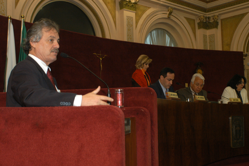 Líder acata veto a projeto de rádios 