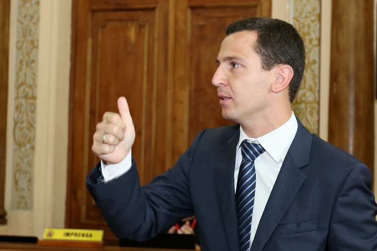 Líder de Greca na Câmara, Petruzziello fala em "tranquilidade"