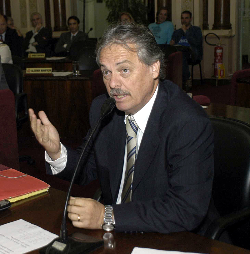 Líder destaca emissão de alvará pela internet 