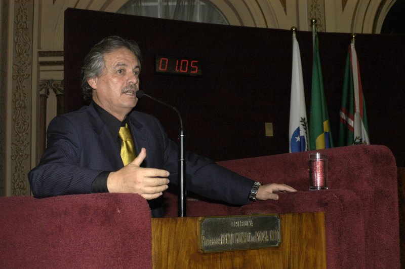 Líder do prefeito faz saudação a novos deputados 