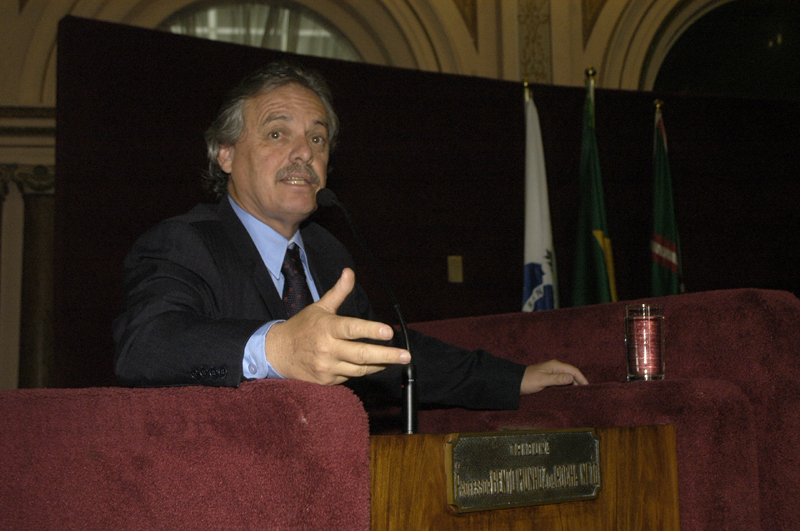 Líder esclarece sobre repasses financeiros 