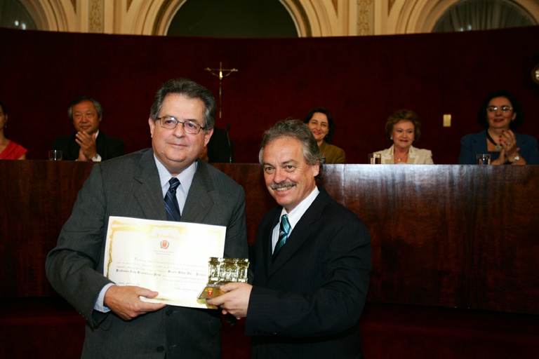 Líder reconhece atuação educacional 