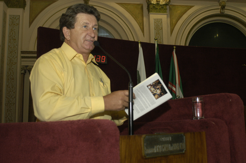 Livro de Gasino bem aceito na Câmara de Curitiba 