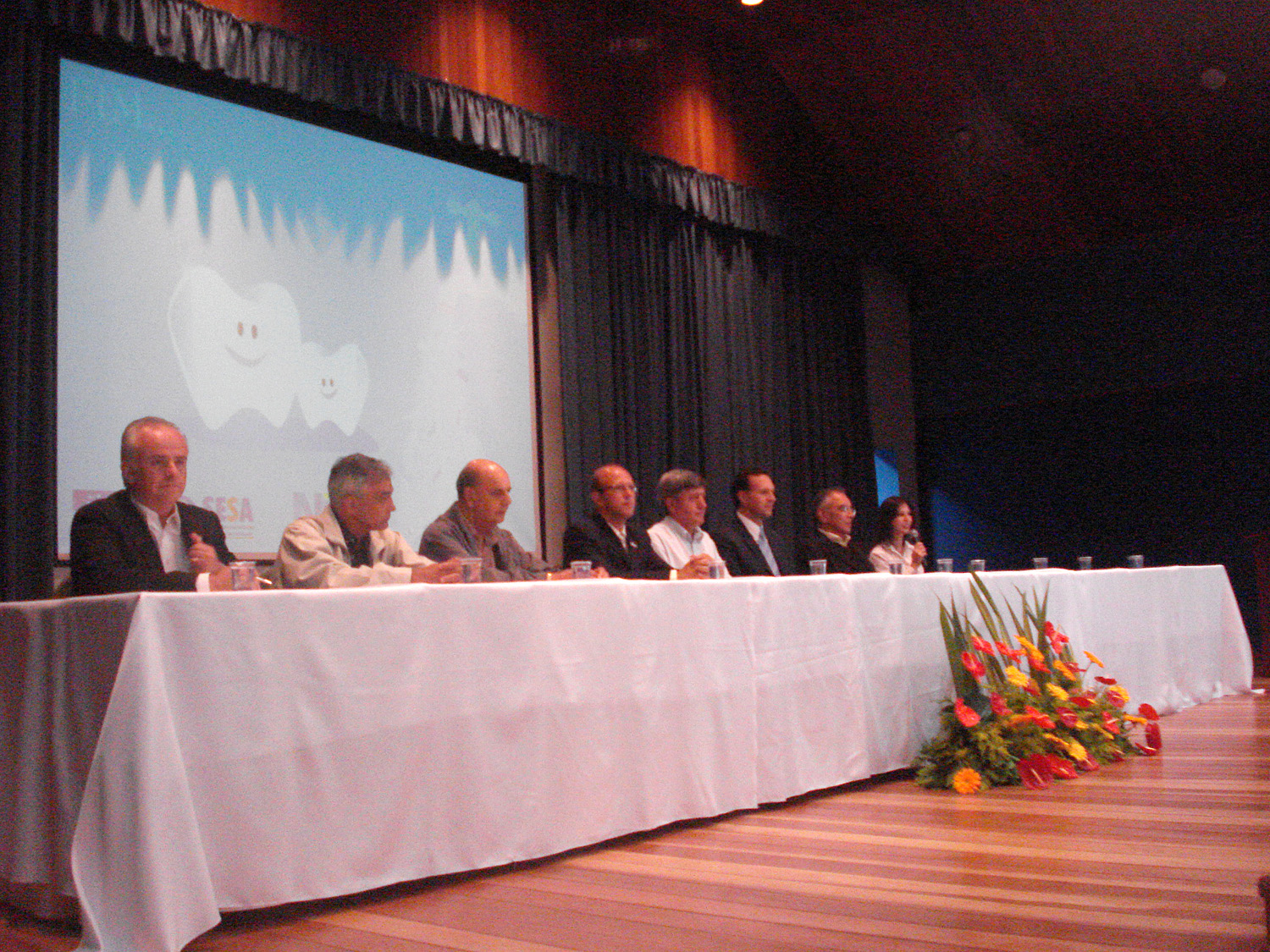 Livro resgata história sobre adoção do flúor na água 