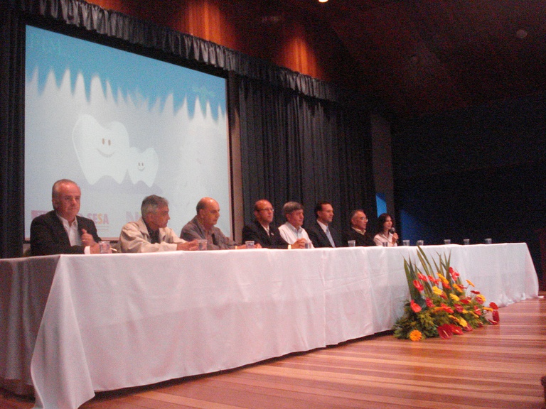 Livro resgata história sobre adoção do flúor na água 