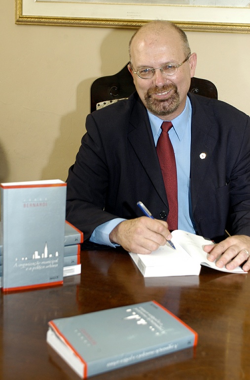 Livro tem pré-lançamento na Câmara de Curitiba 