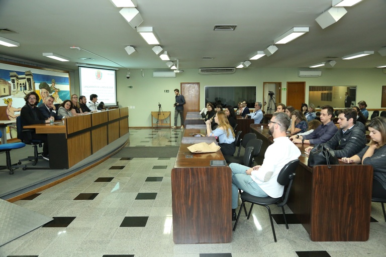 Livros digitais sobre comunicação eleitoral são lançados na Câmara de Curitiba