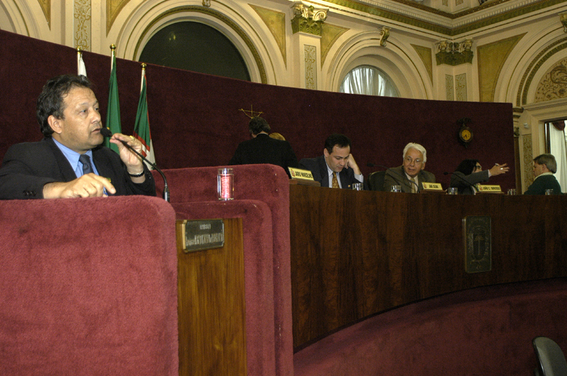 Lucro bancário incomoda vereador 