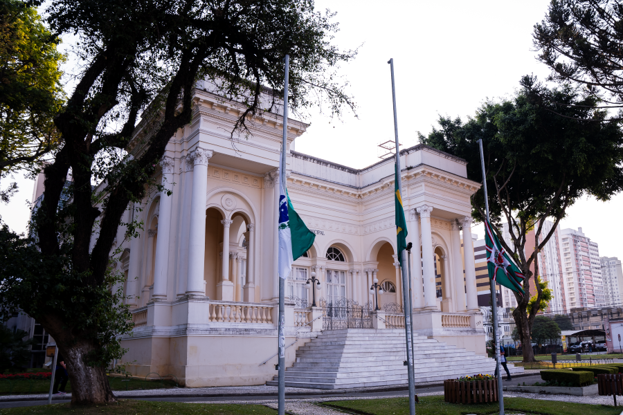 Luto oficial: suspensão do expediente adia votações na Câmara de Curitiba