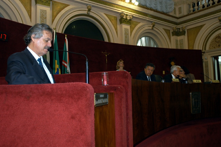 Mario Celso homenageia jornalista 