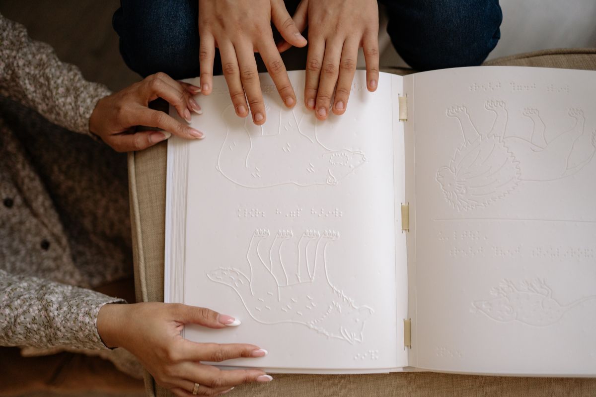 Material escolar em Braille: Câmara discute distribuição a estudantes