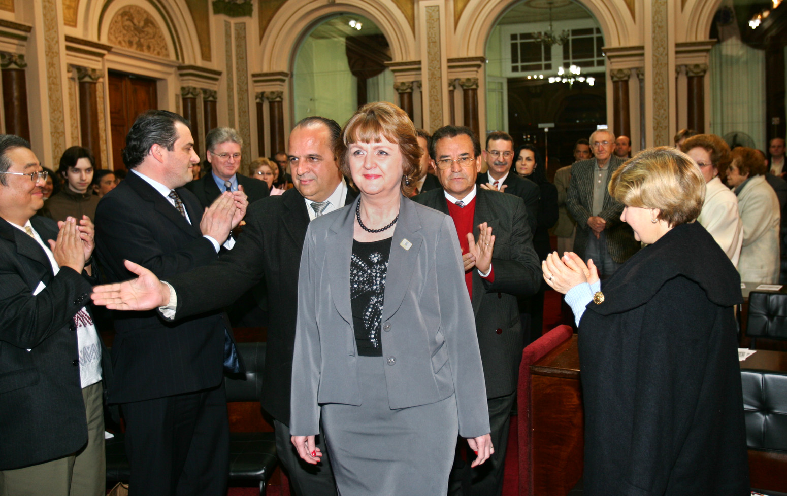 Médica que combate câncer infantil recebe cidadania 