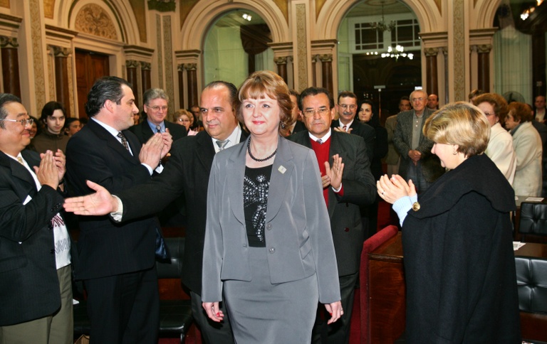 Médica que combate câncer infantil recebe cidadania 
