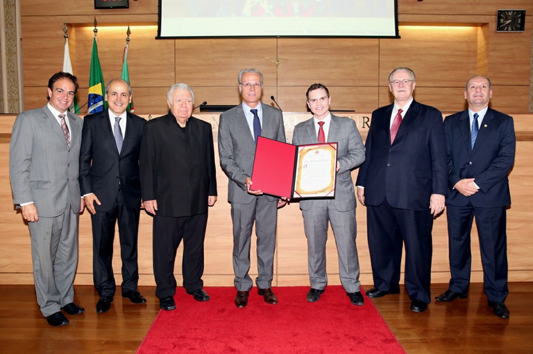 Médico João Vicente Vitola recebe título de Vulto Emérito de Curitiba