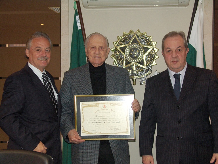 Médico recebe prêmio Mérito da Saúde