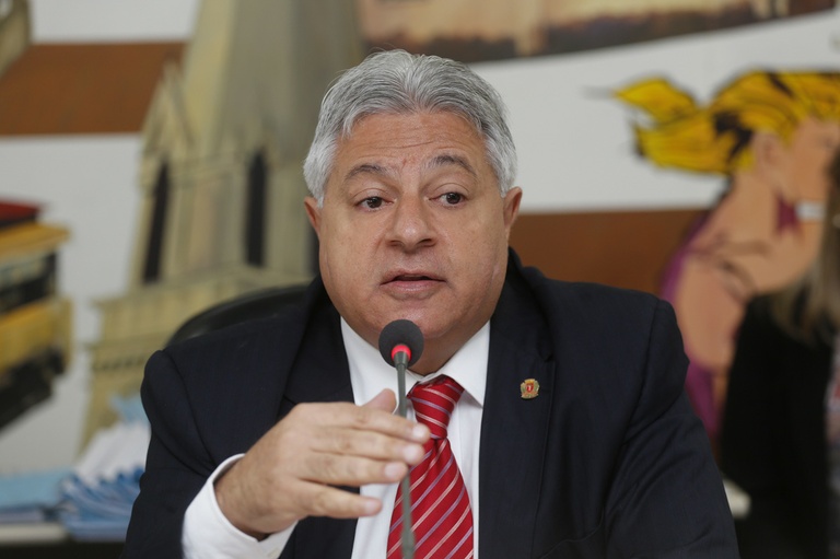 Medida de economia dispensa servidores na virada do ano 