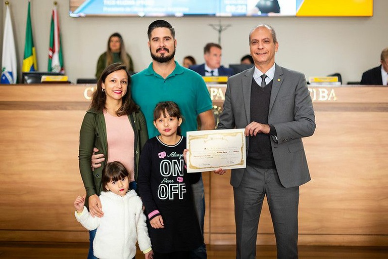 Curitibana de 8 anos é premiada pelo exemplo em empreendedorismo