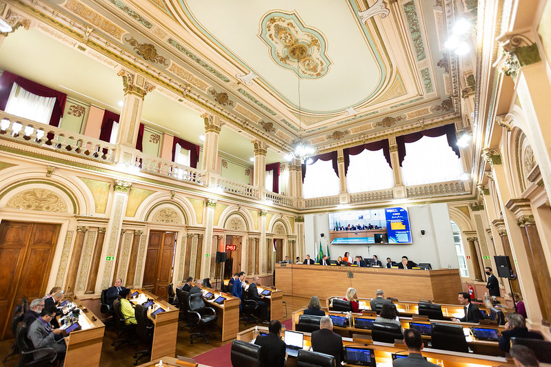 Saída de consórcio e criação de cargos têm aval em 1º turno