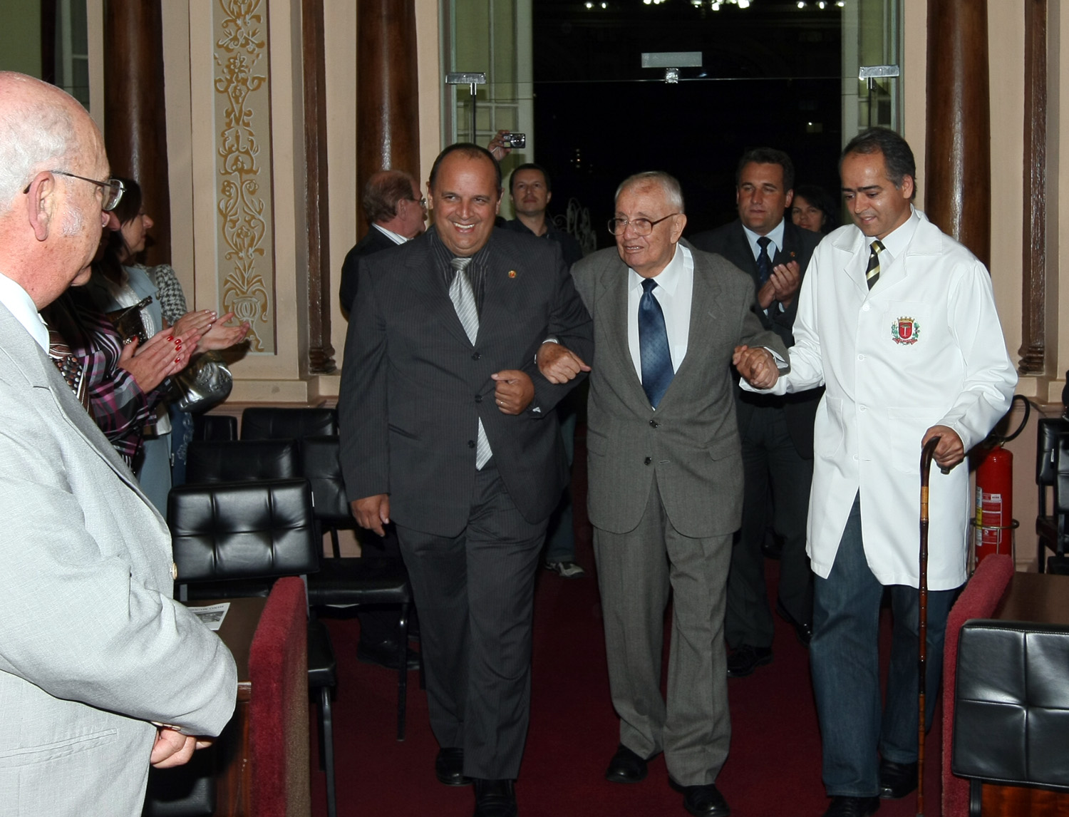 Mesário mais antigo do Brasil é cidadão honorário 