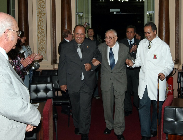 Mesário mais antigo do Brasil é cidadão honorário 