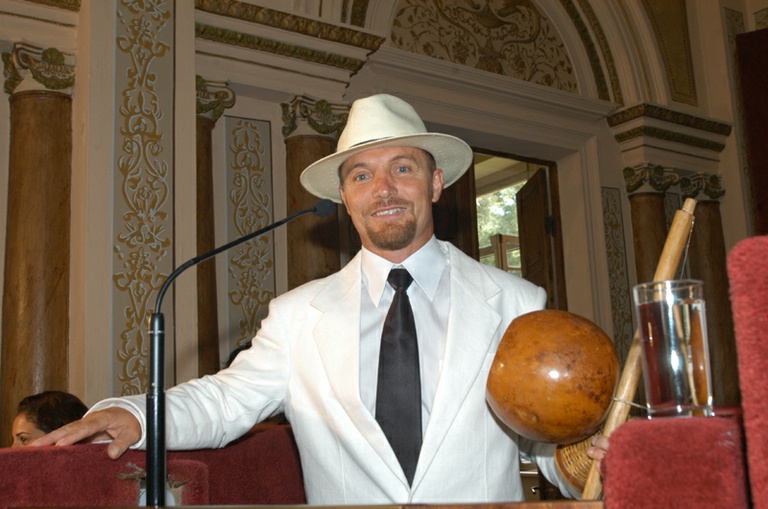 Mestre Déa assume defendendo a infância 