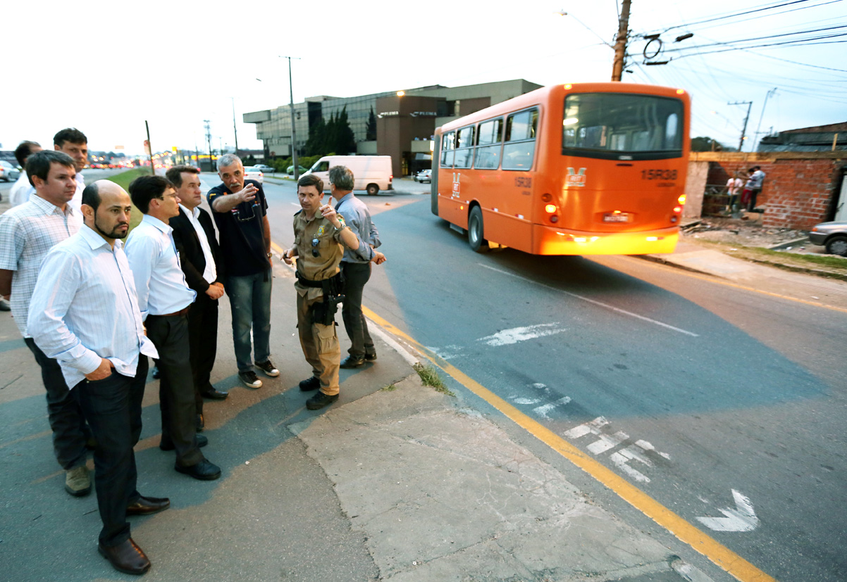 Moradores do Pinheirinho pedem contorno na Linha Verde 