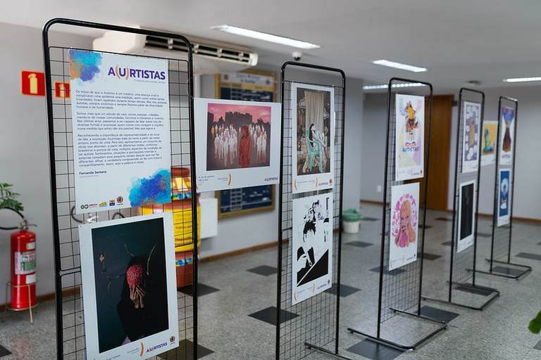 Mostra com obras de artistas com TEA fica na Câmara de Curitiba até dia 4 de maio