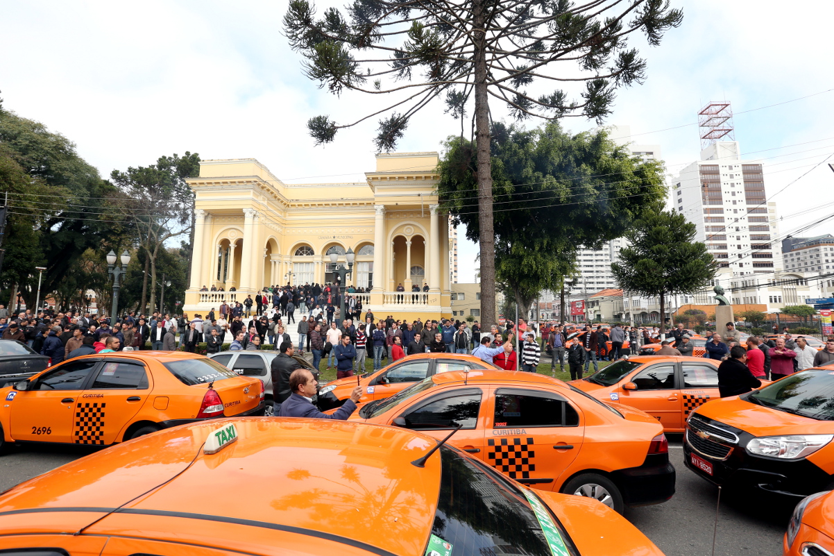 Motoristas de táxi e Uber fazem manifestações simultâneas na Câmara