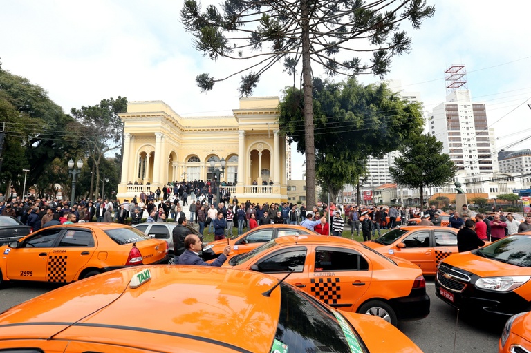 Motoristas de táxi e Uber fazem manifestações simultâneas na Câmara