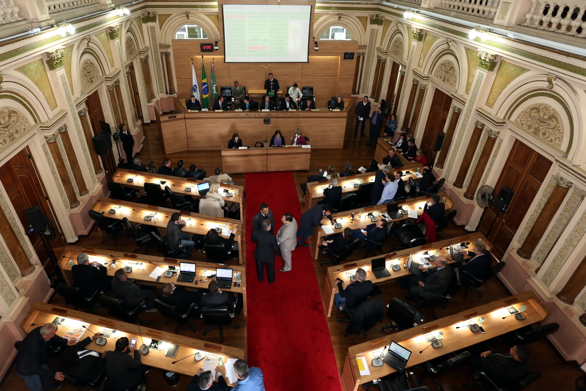 Mudança no regimento proíbe reeleição nas comissões temáticas